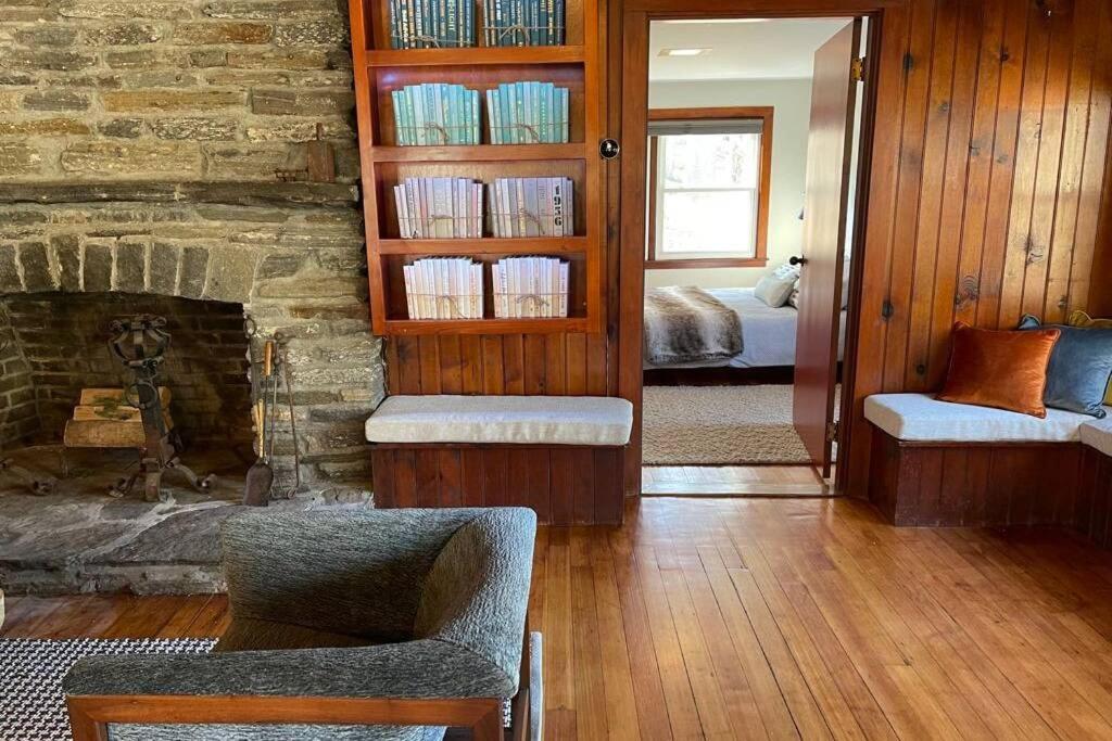 Peaceful Getaway Cottage On Grounds Of Historic Mid-Century Gem Northborough Eksteriør billede